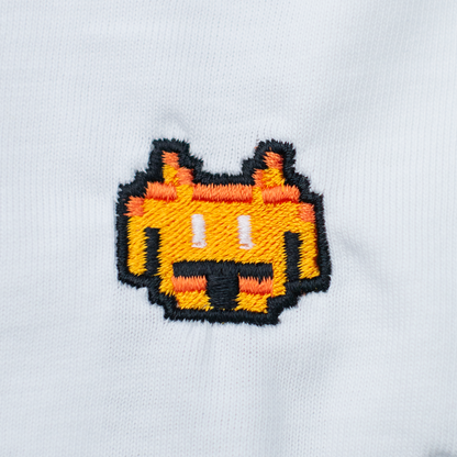 Pixel Alien Orange – Besticktes Bio T-Shirt · Weiß · Stick-Close-up