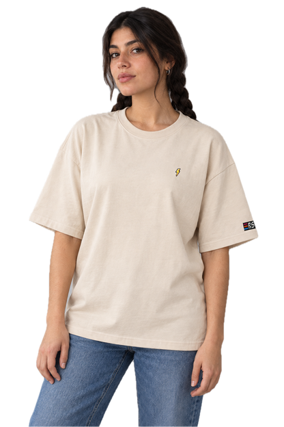 Pixel Blitz – Besticktes Bio Oversized T-Shirt · Beige · Model · Frau