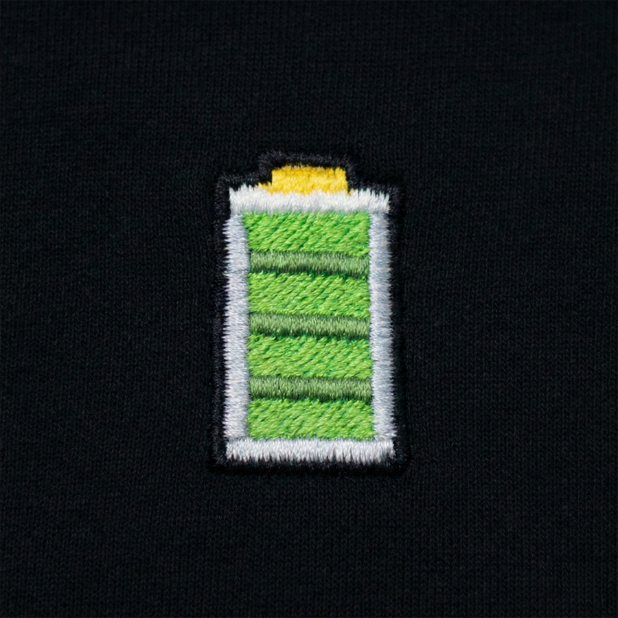 Pixel Batterie – Besticktes Bio T-Shirt Schwarz · Standard · Stick-Close-up