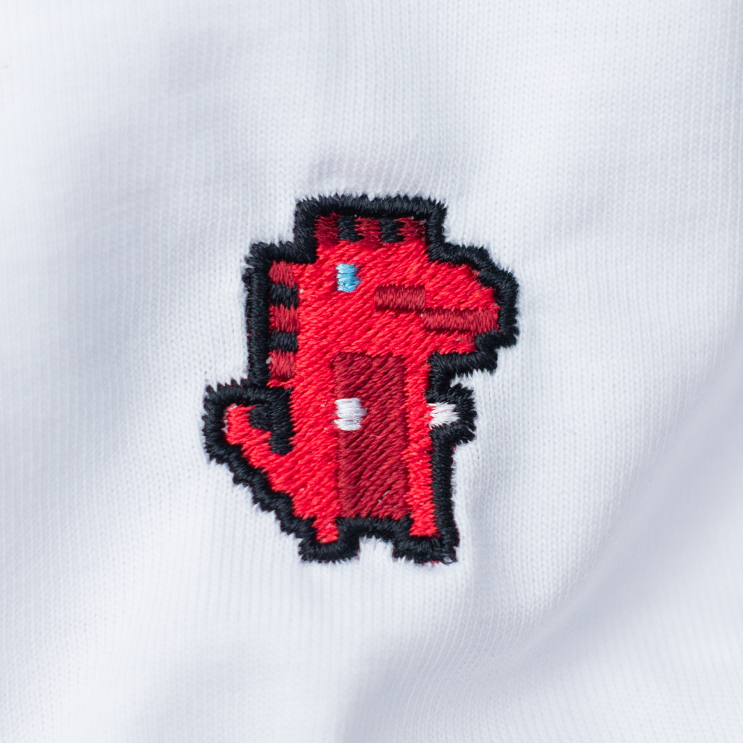 Pixel Dino Rot – Besticktes Bio T-Shirt · Weiß · Stick-Close-up