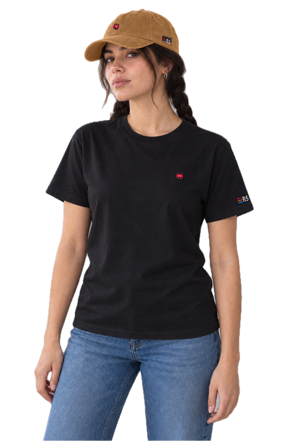 Pixel Alien Rot – Bestickte Cord Cap · Braun · Model Frau