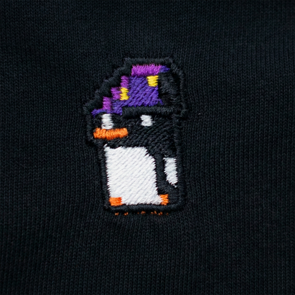 Pixel Pinguin Mit Zauberhut – Besticktes Bio T-Shirt · Schwarz · Stick-Close-up