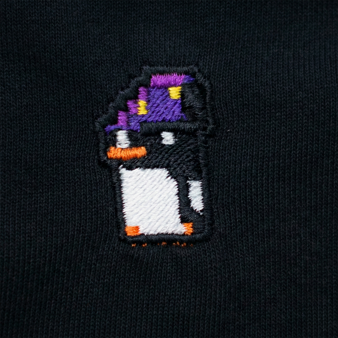 Pixel Pinguin Mit Zauberhut – Bestickter Bio Pullover · Schwarz · Stick-Close-up