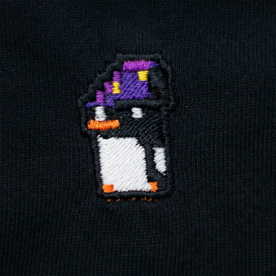 Pixel Pinguin Mit Zauberhut – Bestickter Bio Pullover · Schwarz · Stick-Close-up
