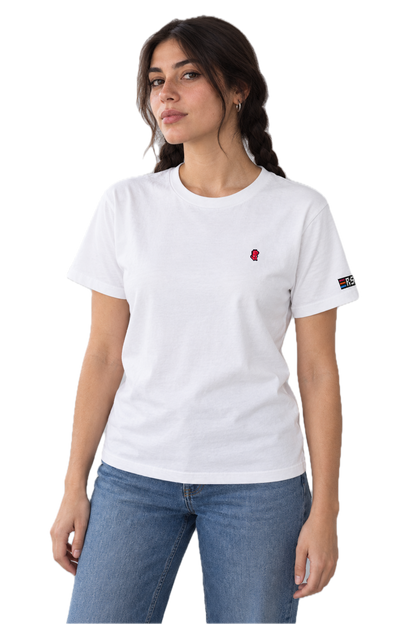 Pixel Dino Rot – Besticktes Bio T-Shirt · Weiß · Model · Frau
