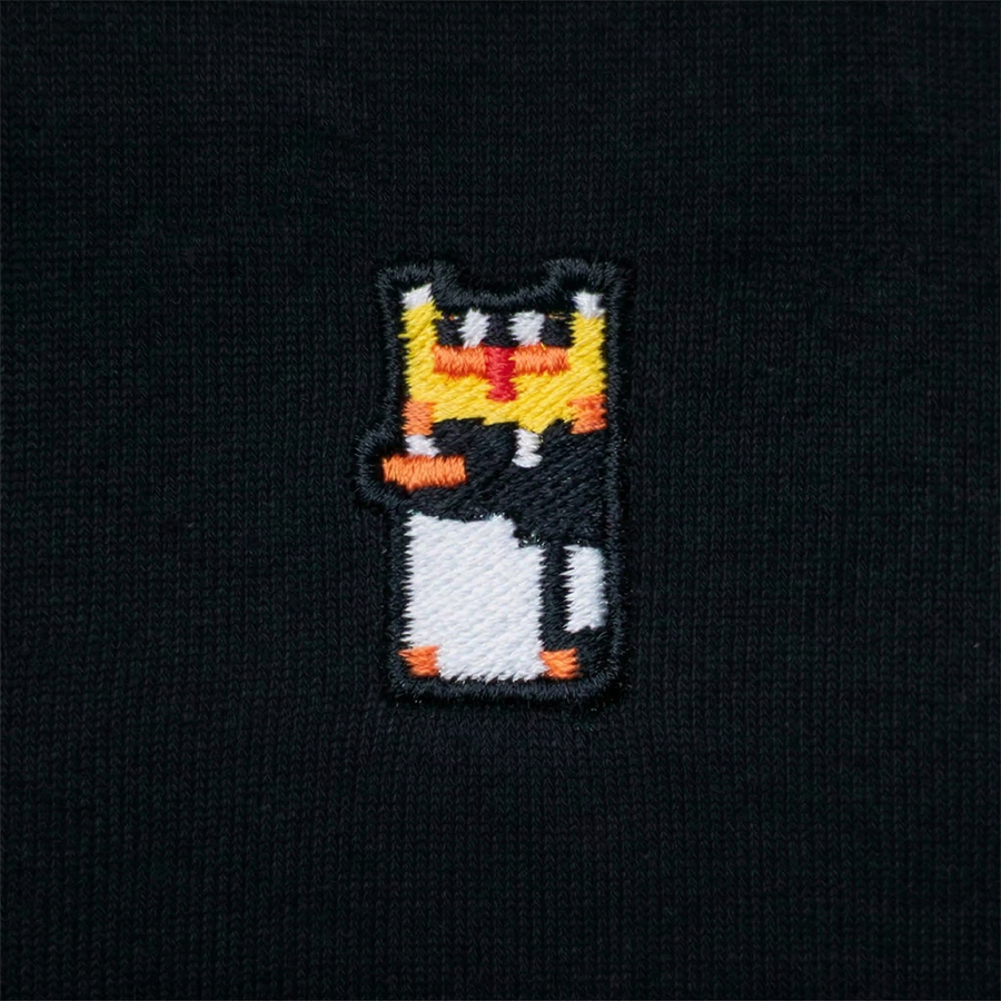 Pixel Pinguin Mit Krone – Bestickter Bio Pullover · Schwarz · Stick-Close-up