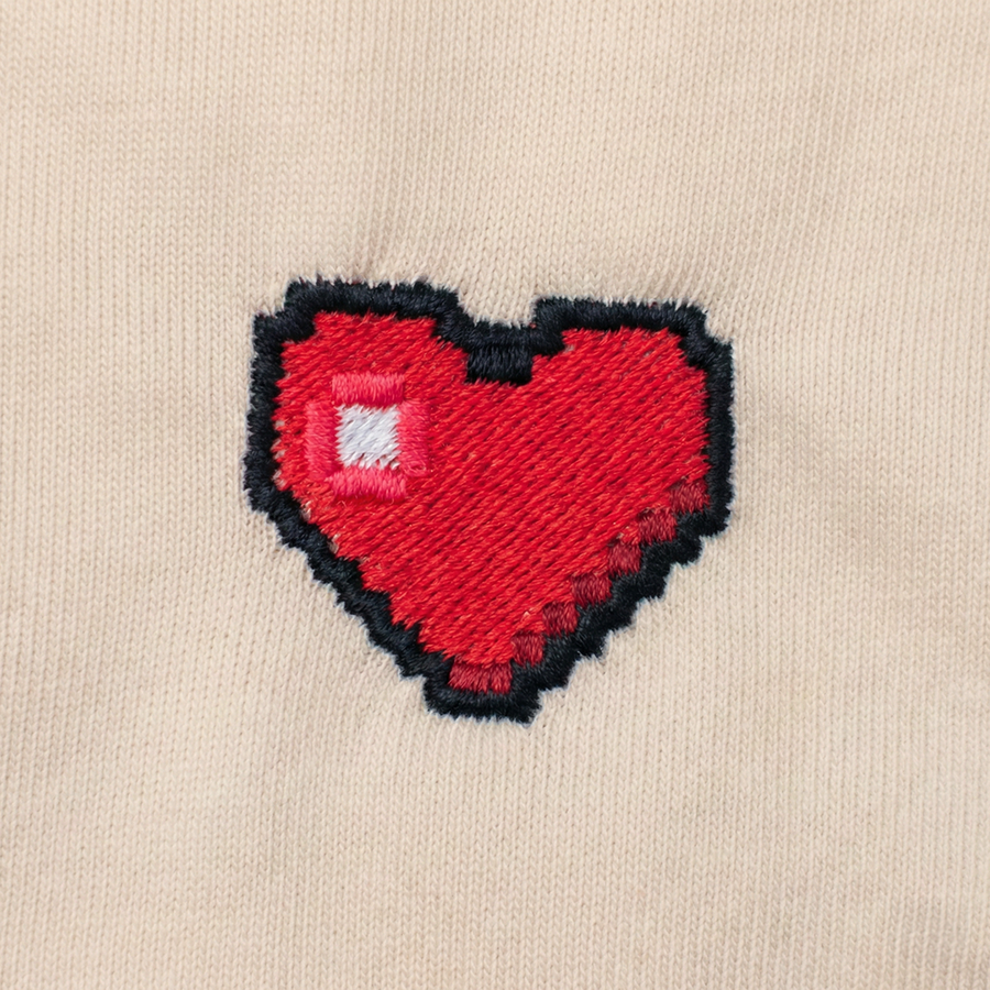 Pixel Herz – Bestickter Bio Pullover · Beige · Stick-Close-up