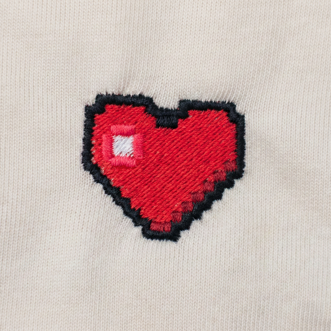 Pixel Herz – Bestickter Bio Hoodie · Beige · Stick-Close-up