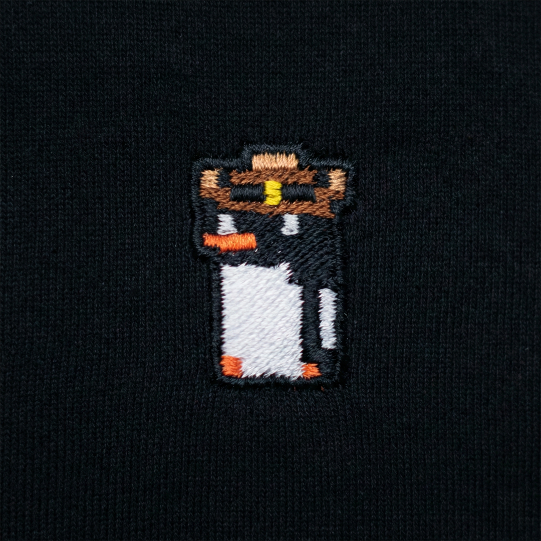 Pixel Pinguin Mit Cowboyhut – Bestickter Bio Pullover · Schwarz · Stick-Close-up