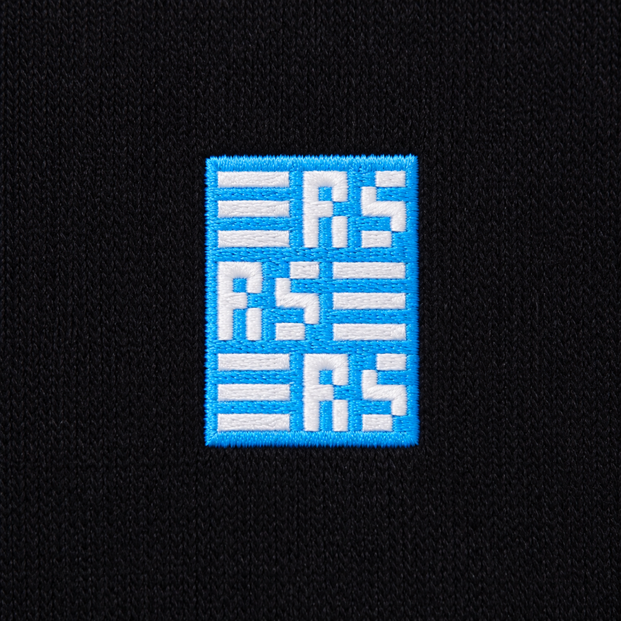 RS Monogram – Bestickter Bio Hoodie · Schwarz · Generiertes Stickdetail