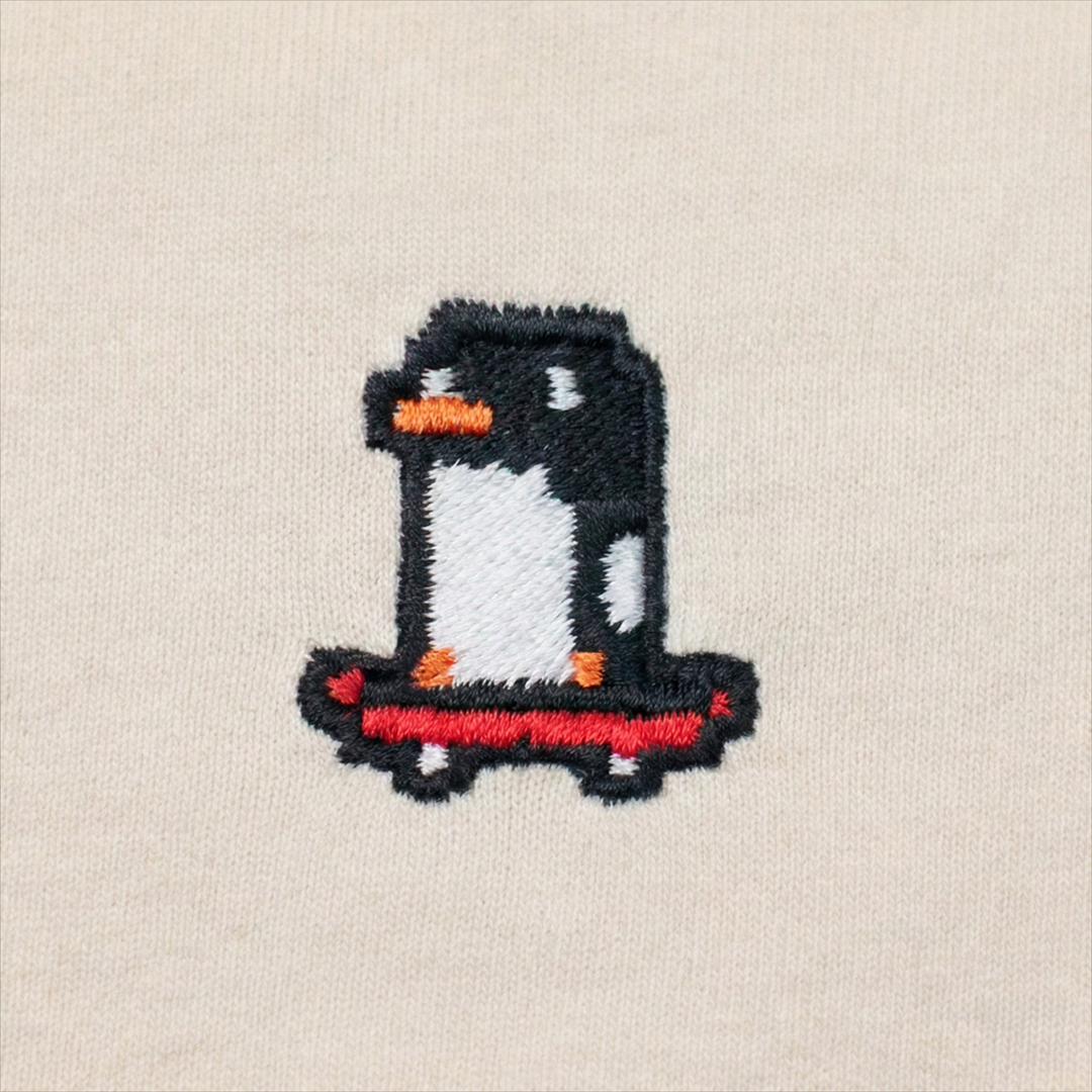 Pixel Pinguin Mit Skateboard – Bestickter Bio Pullover · Beige · Stick-Close-up