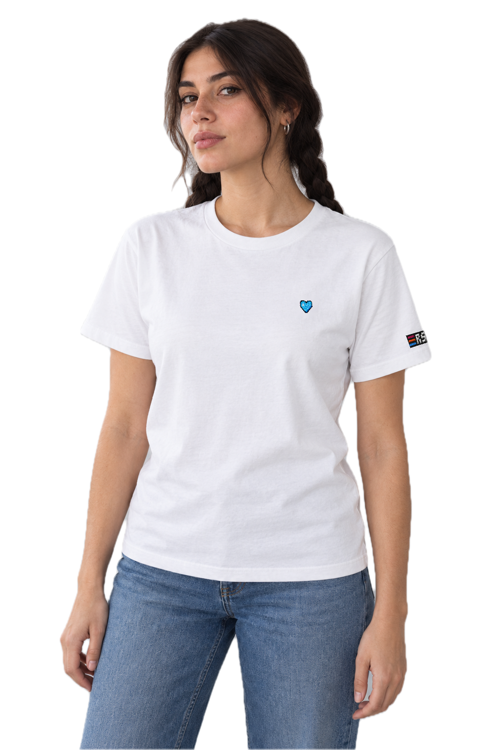 Pixel Herz Blau – Besticktes Bio T-Shirt · Weiß · Model · Frau