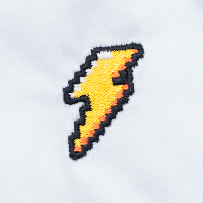 Pixel Blitz – Besticktes Bio Oversized T-Shirt · Weiß · Stick-Close-up