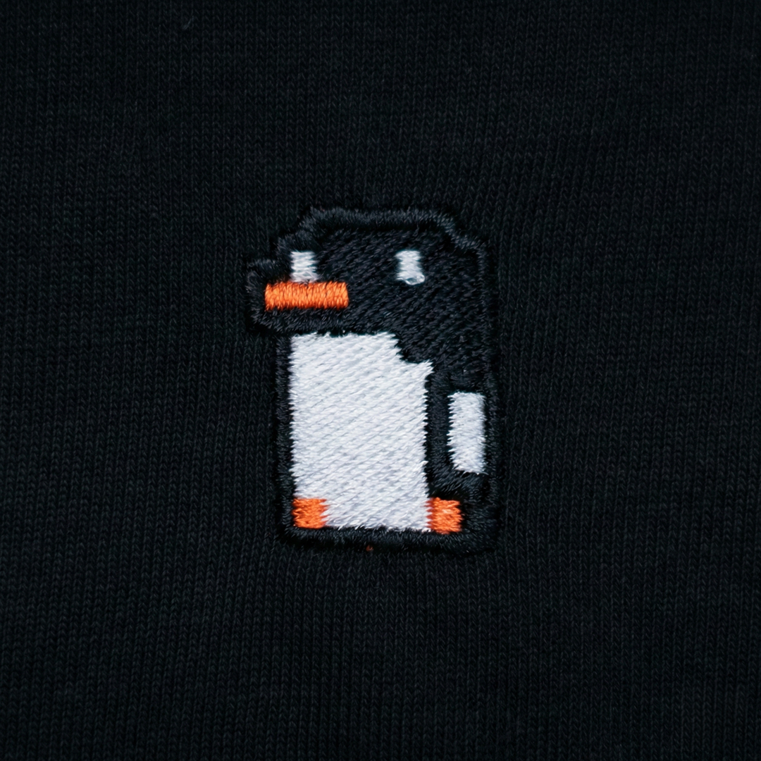 Pixel Pinguin – Besticktes Bio T-Shirt · Schwarz · Stick-Close-up