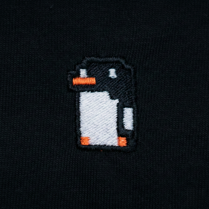 Pixel Pinguin – Bestickter Bio Pullover · Schwarz · Stick-Close-up