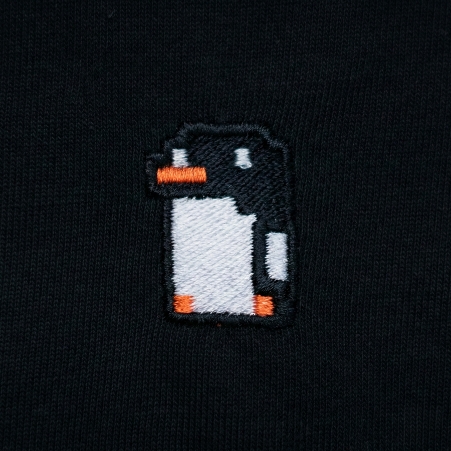 Pixel Pinguin – Bestickter Bio Pullover · Schwarz · Stick-Close-up