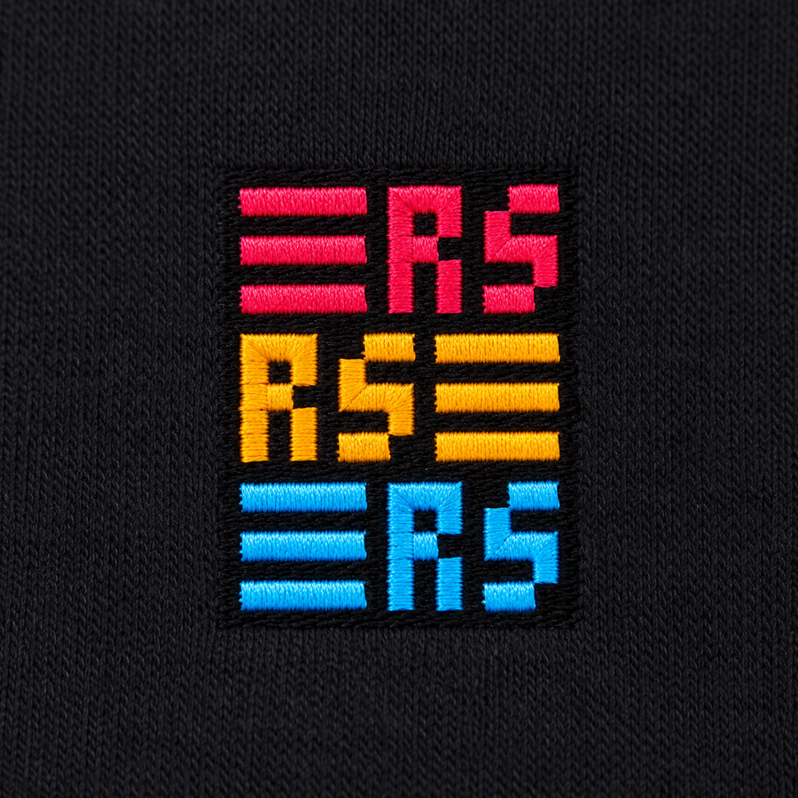 RS Monogram – Besticktes Bio T-Shirt · Schwarz · Generiertes Stickdetail