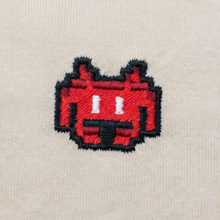 Pixel Alien Rot – Bestickter Bio Hoodie · Beige · Stick-Close-up