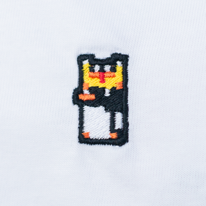 Pixel Pinguin Mit Krone – Besticktes Bio T-Shirt · Weiß · Stick-Close-up