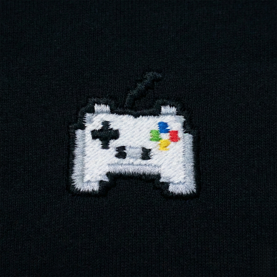 Pixel Gamepad – Besticktes Bio T-Shirt · Schwarz · Stick-Close-up
