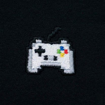 Pixel Gamepad – Bestickter Bio Hoodie · Schwarz · Stick-Close-up