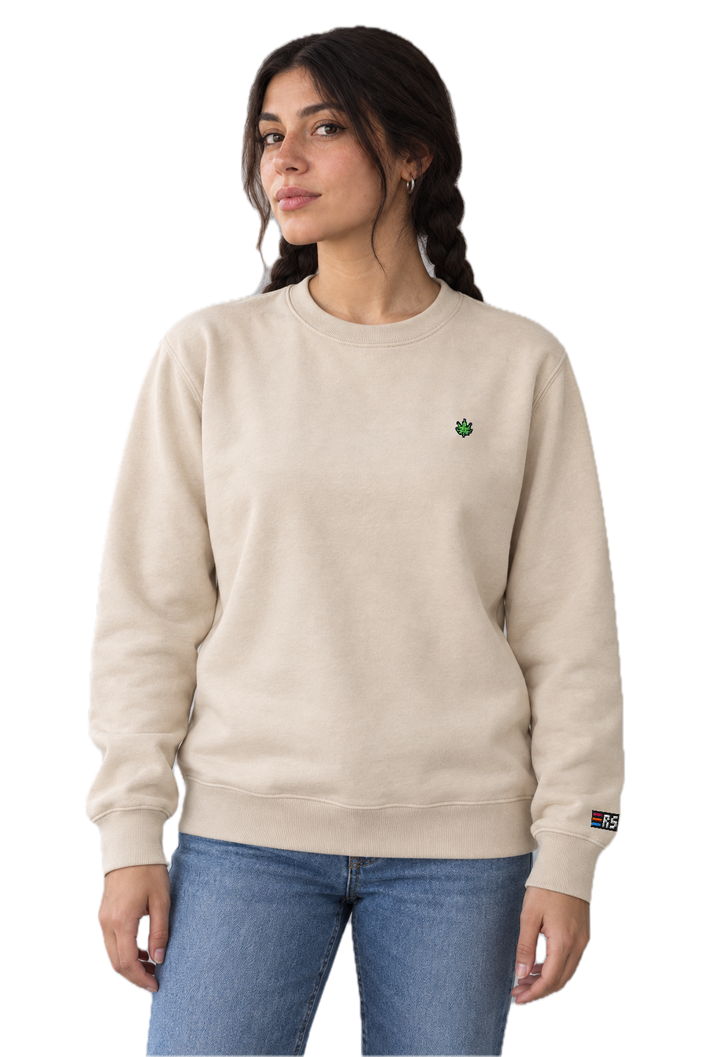 Pixel Cannabis – Bestickter Bio Pullover · Beige · Model · Frau