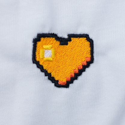 Pixel Herz Orange – Besticktes Bio Oversized T-Shirt · Weiß · Stick-Close-up