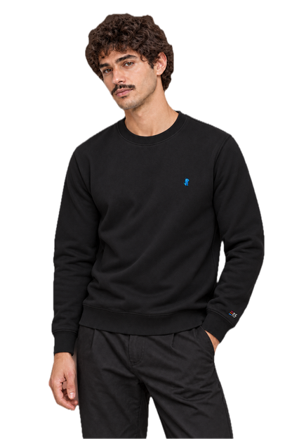 Pixel Dino Blau – Bestickter Bio Pullover · Schwarz · Model · Mann
