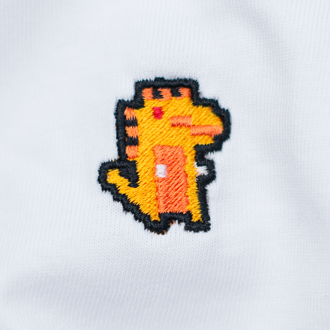 Pixel Dino Orange – Besticktes Bio Oversized T-Shirt · Weiß · Stick-Close-up