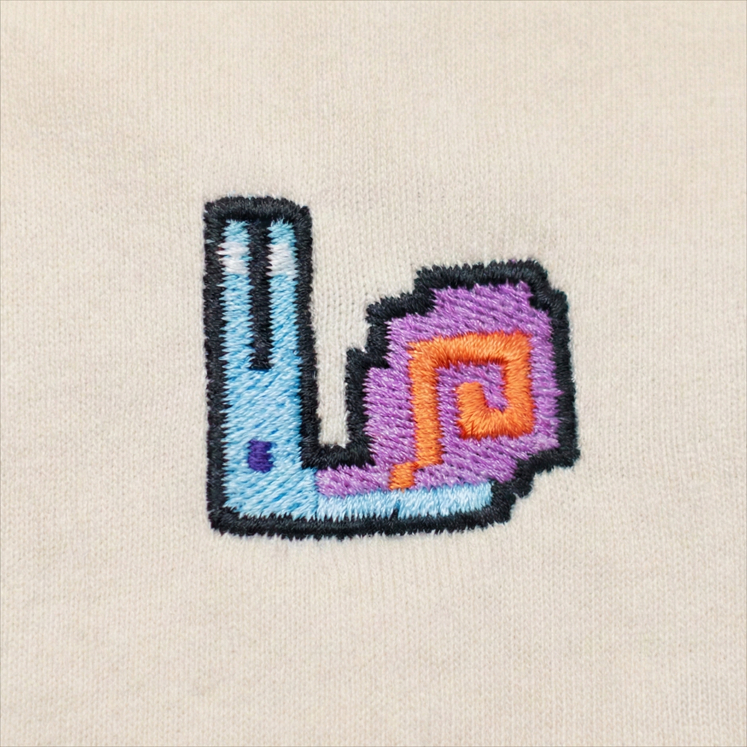 Pixel Schnecke – Besticktes Bio Oversized T-Shirt · Beige · Stick-Close-up