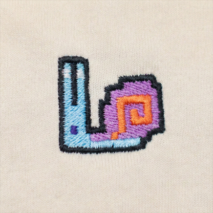 Pixel Schnecke – Besticktes Bio Oversized T-Shirt · Beige · Stick-Close-up