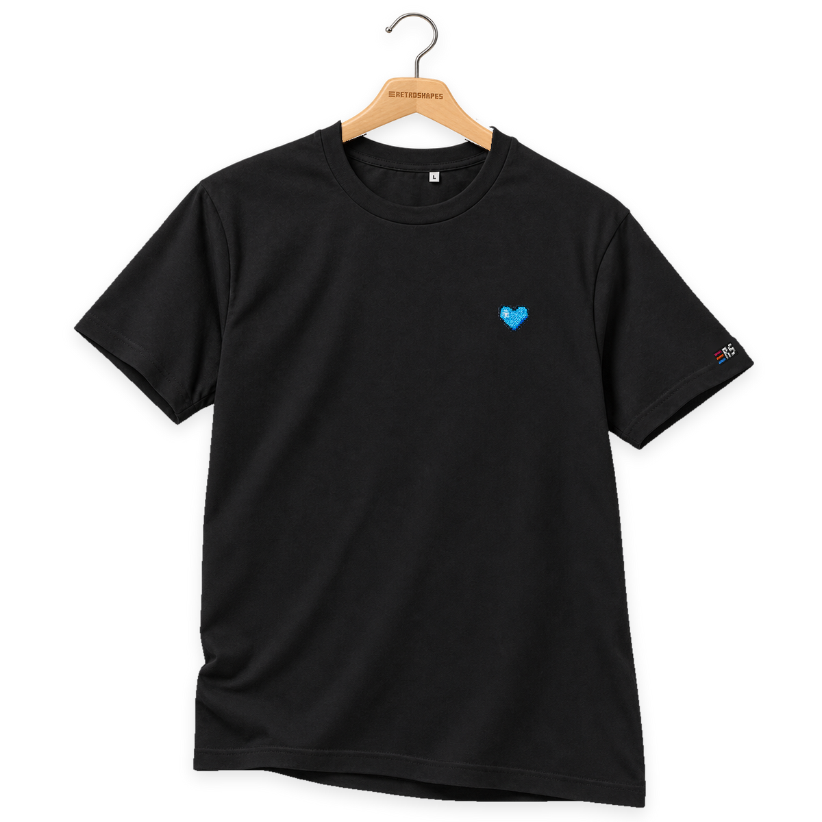 Pixel Herz Blau – Besticktes Bio T-Shirt · Schwarz · Bügel B · Bügel V5