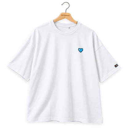 Pixel Herz Blau – Besticktes Bio Oversized T-Shirt · Weiß · Bügel B · Bügel V5
