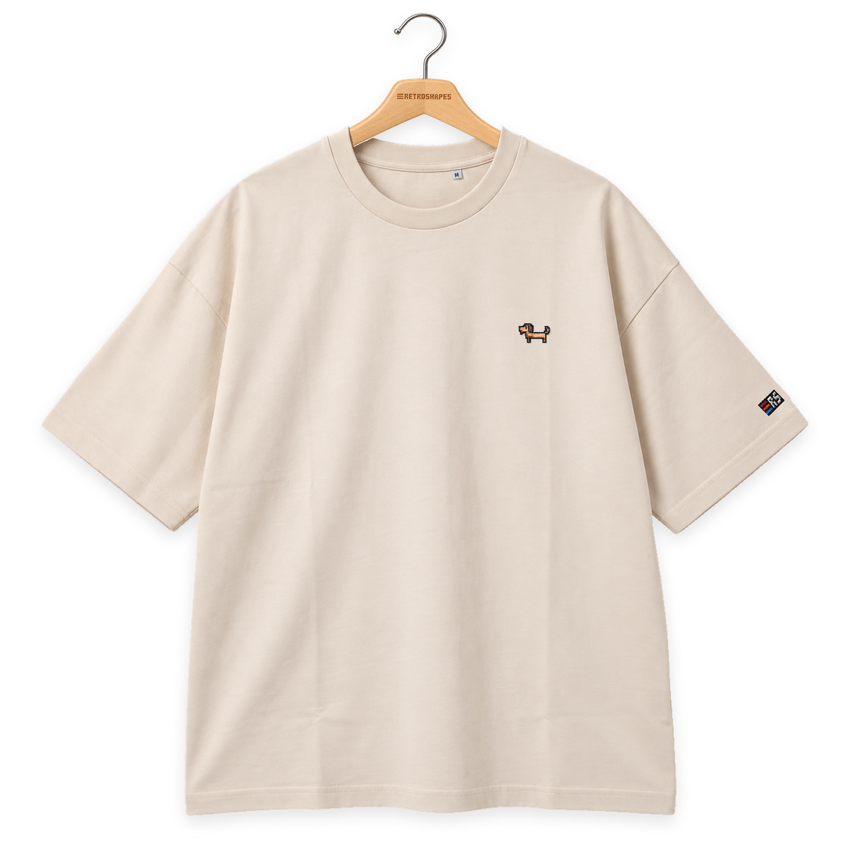 Pixel Dackel Gustl – Besticktes Bio Oversized T-Shirt · Beige · Bügel A · Bügel V5