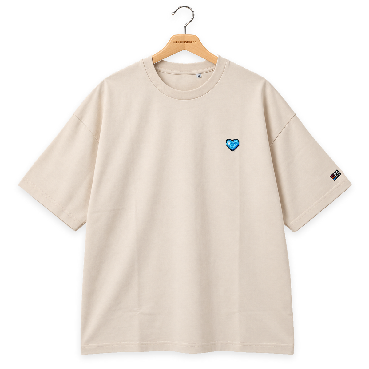 Pixel Herz Blau – Besticktes Bio Oversized T-Shirt · Beige · Bügel A · Bügel V5