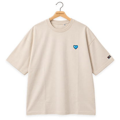 Pixel Herz Blau – Besticktes Bio Oversized T-Shirt · Beige · Bügel A · Bügel V5