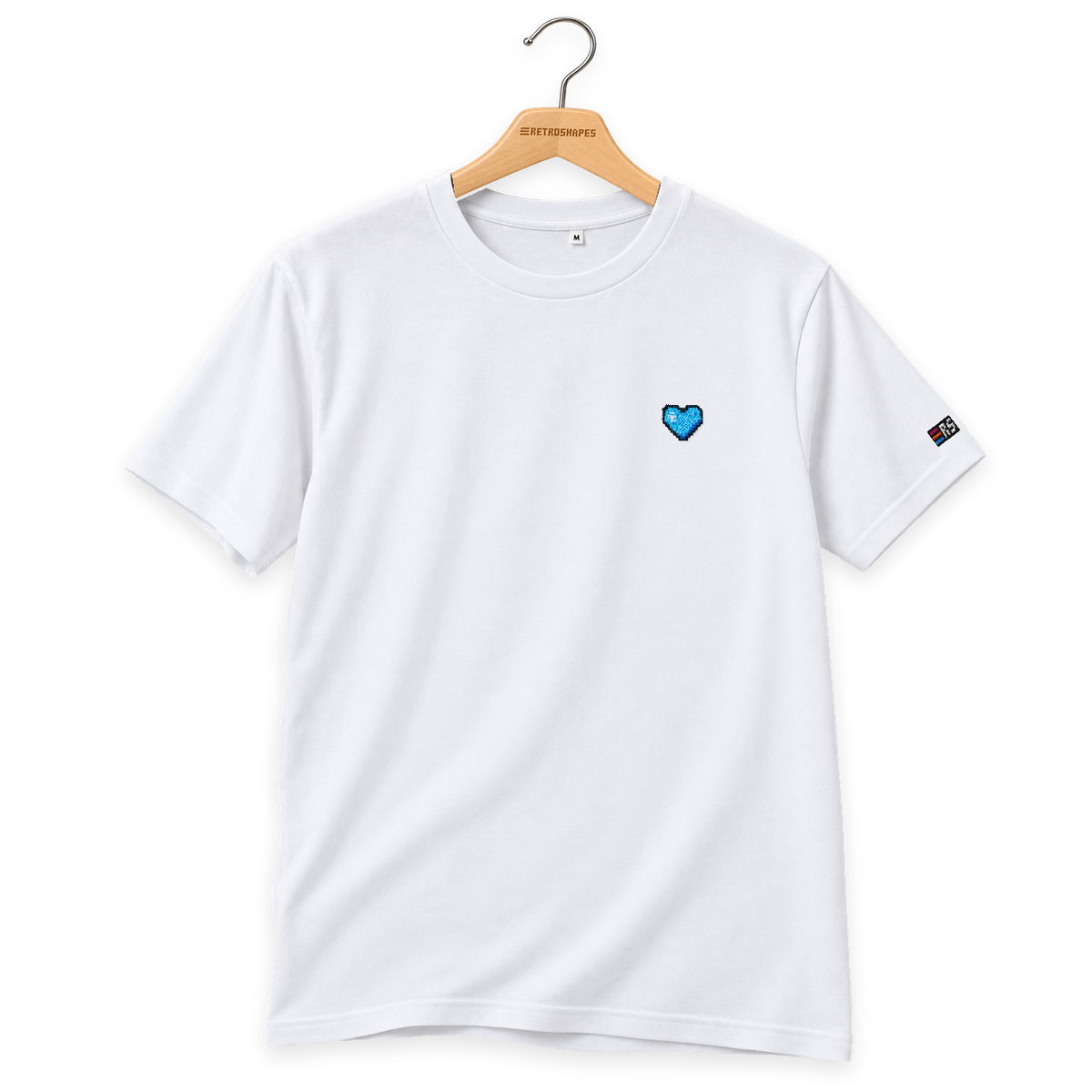 Pixel Herz Blau – Besticktes Bio T-Shirt · Weiß · Bügel B · Bügel V5