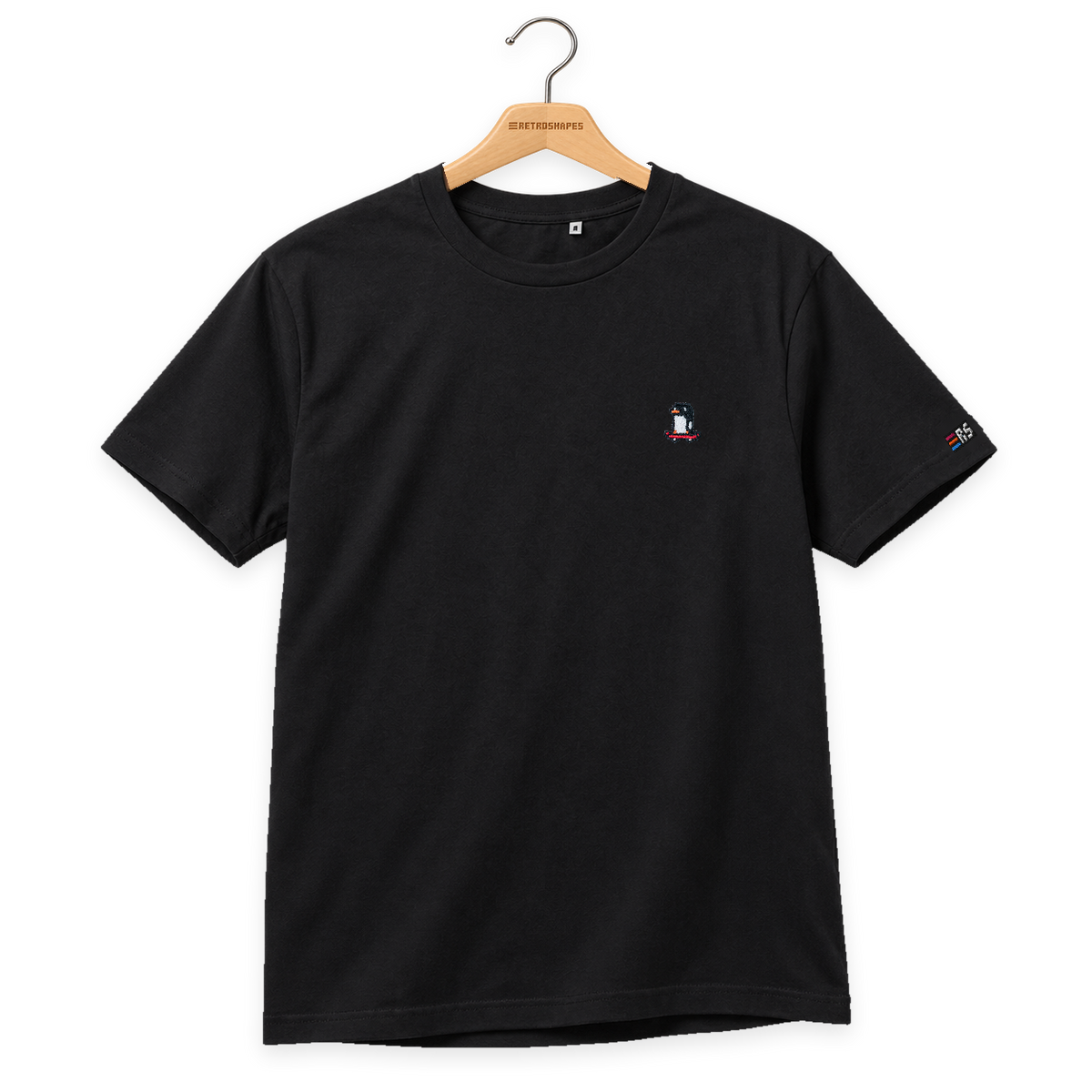 Pixel Pinguin Mit Skateboard – Besticktes Bio T-Shirt · Schwarz · Bügel A · Bügel V5