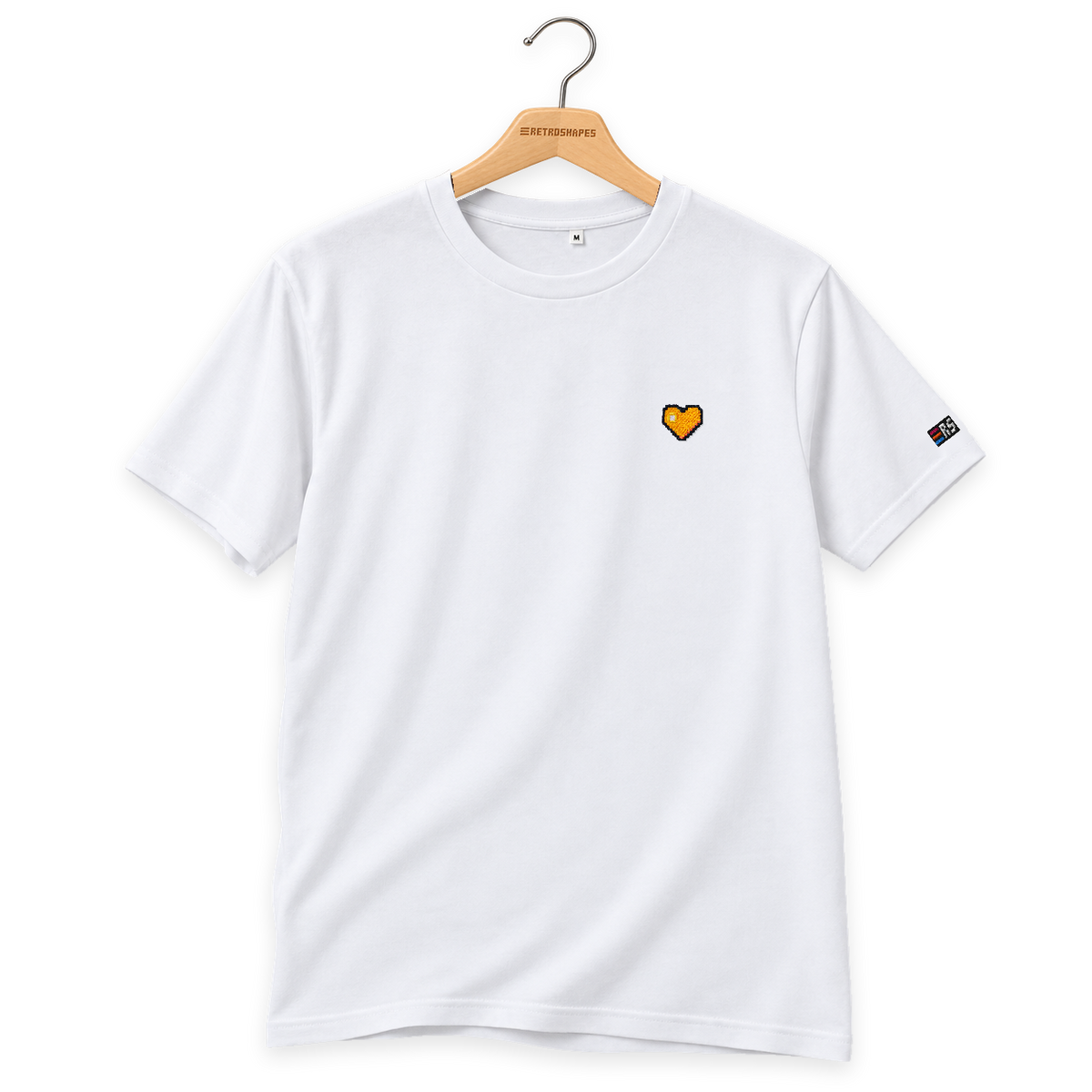 Pixel Herz Orange – Besticktes Bio T-Shirt · Weiß · Bügel B · Bügel V5