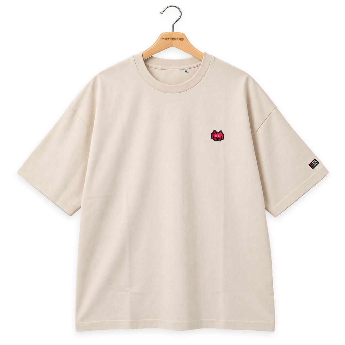 Pixel Alien Rot – Besticktes Bio Oversized T-Shirt · Beige · Bügel A · Bügel V5