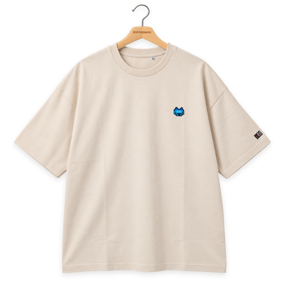 Pixel Alien Blau – Besticktes Bio Oversized T-Shirt · Beige · Bügel A · Bügel V5