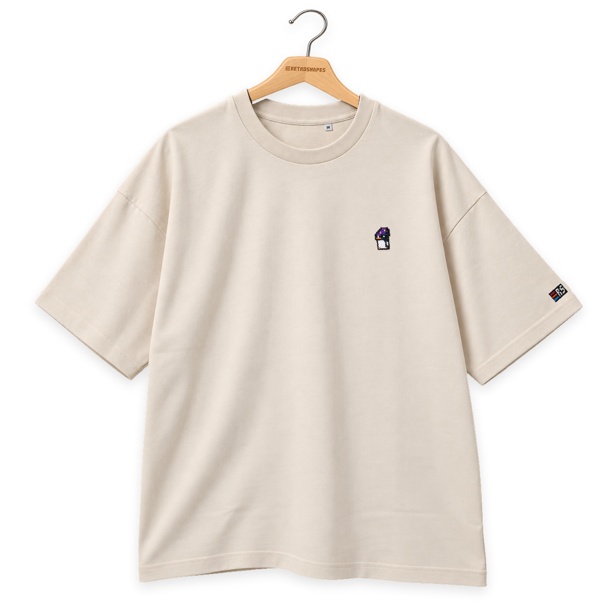 Pixel Pinguin Mit Zauberhut – Besticktes Bio Oversized T-Shirt · Beige · Bügel B · Bügel V6