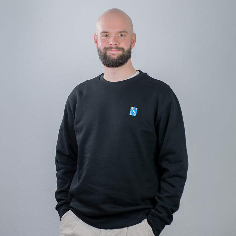 RS Monogram – Bestickter Bio Pullover