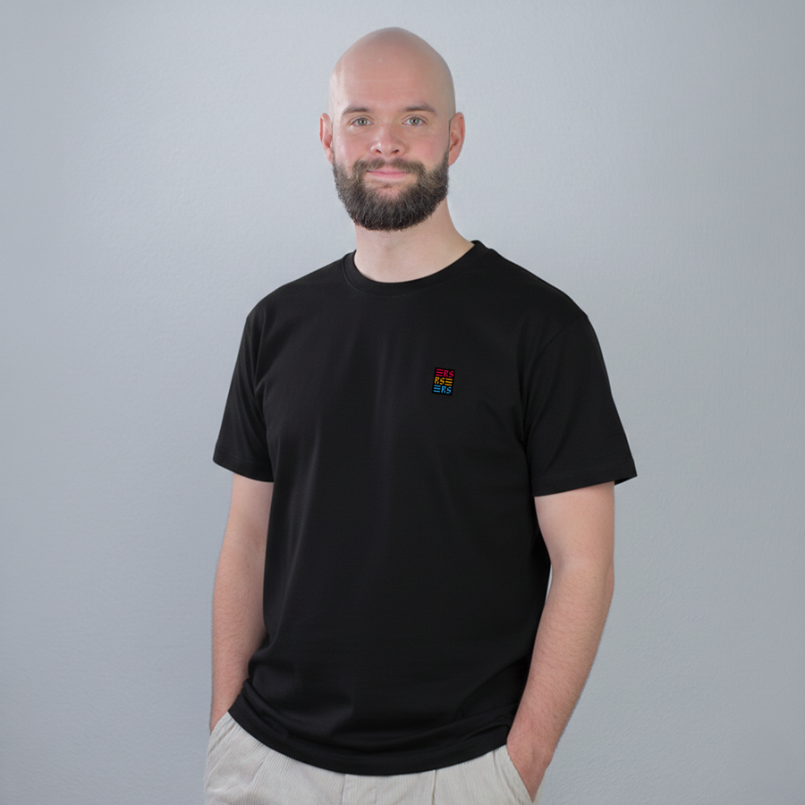RS Monogram – Besticktes Bio T-Shirt — Zweites Produktbild