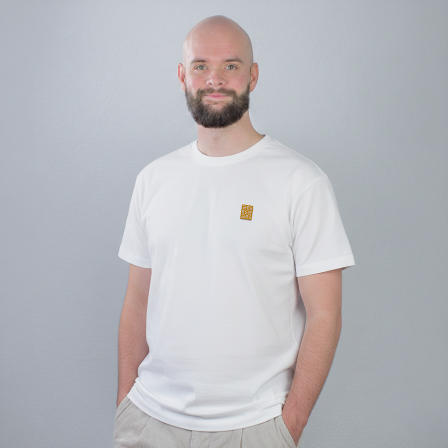 RS Monogram – Besticktes Bio T-Shirt — Zweites Produktbild