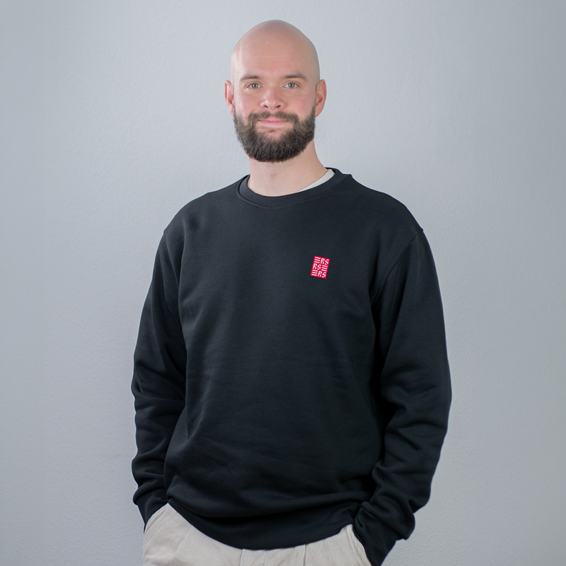 RS Monogram – Bestickter Bio Pullover