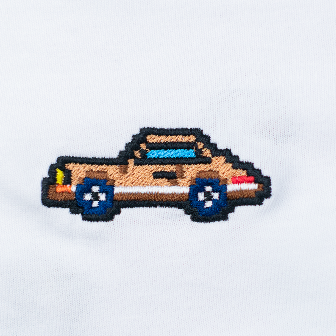 Pixel Sportwagen braun – Besticktes Bio T-Shirt // No. 018