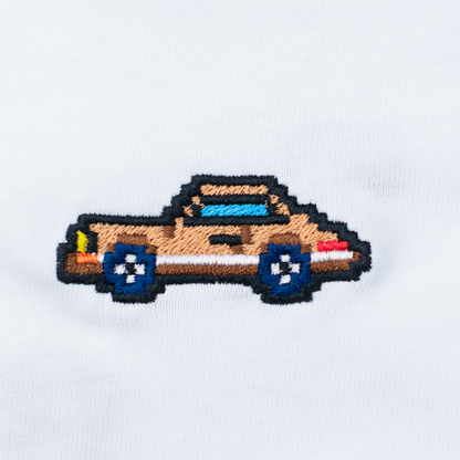 Pixel Sportwagen braun – Besticktes Bio T-Shirt // No. 018