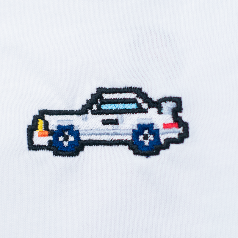 Pixel Sportwagen weiß – Besticktes Bio T-Shirt // No. 018