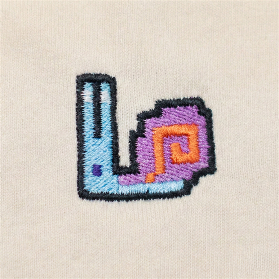 Pixel Schnecke – Bestickter Bio Hoodie — Zweites Produktbild